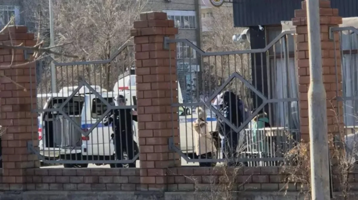 Атыраудағы мектептердің бірін полиция қоршап алды