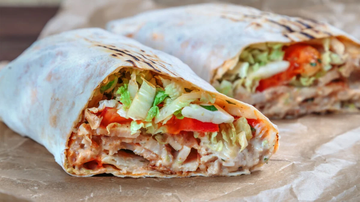 Ақтауда тегін донерге таласқан жұрт бірін-бірі таптап кете жаздады