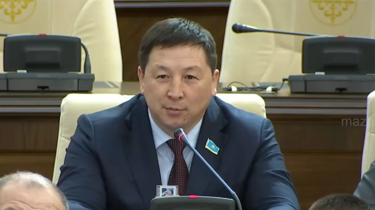 «Спорт залда ұйықтап, сыныпта тамақ ішуге мәжбүр». Депутат мектепті қирандыға айналдырған компанияны жауапқа тартуды сұрады