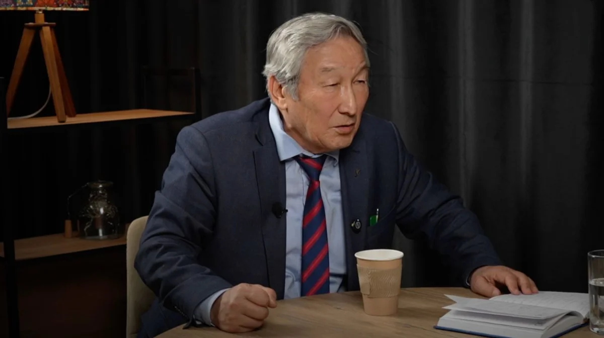 «Төбе шашы тік тұрды»: Құлбек Ергөбек өзбекстандық жазушының отбасына қалай үй алып берді?