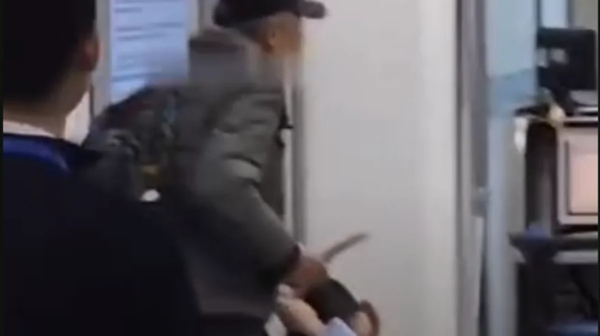 Алматыда жолаушы әуежай қызметкерін кепілге алды