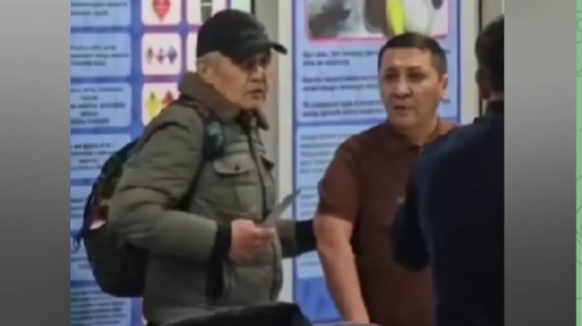 Тоқаев әуежайдағы қаскөйді ұстауға көмектескен ер адамды наградаға ұсынуды тапсырды