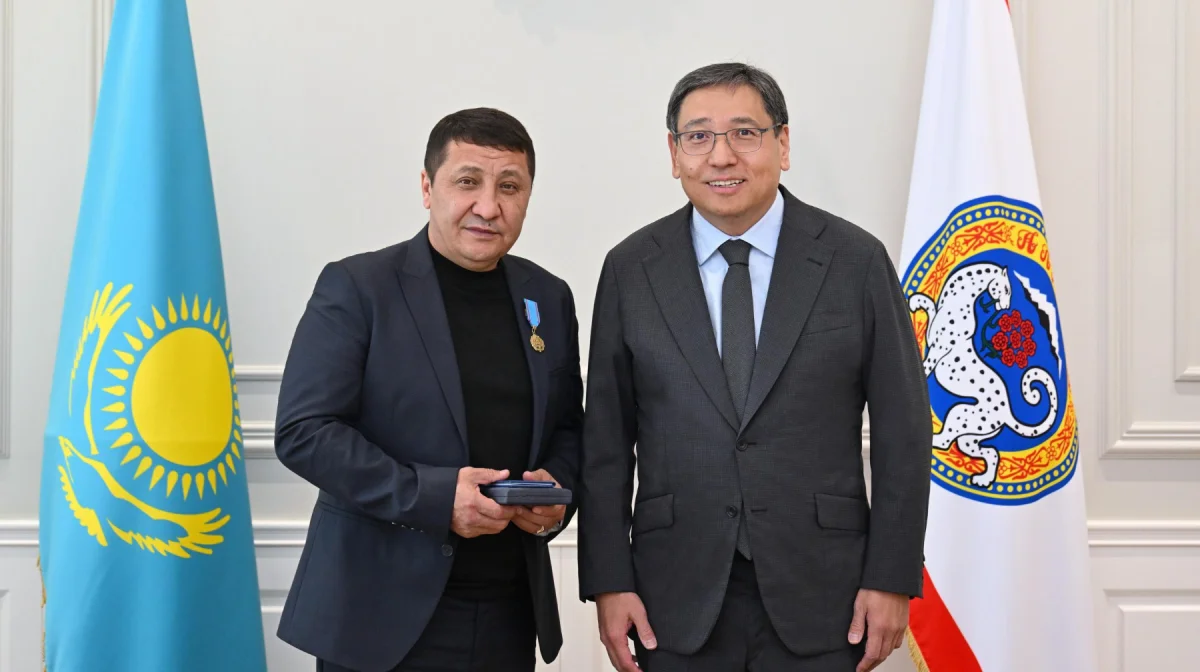 Алматы әкімі әуежай қызметкерін құтқарған батырға сыйақы берді