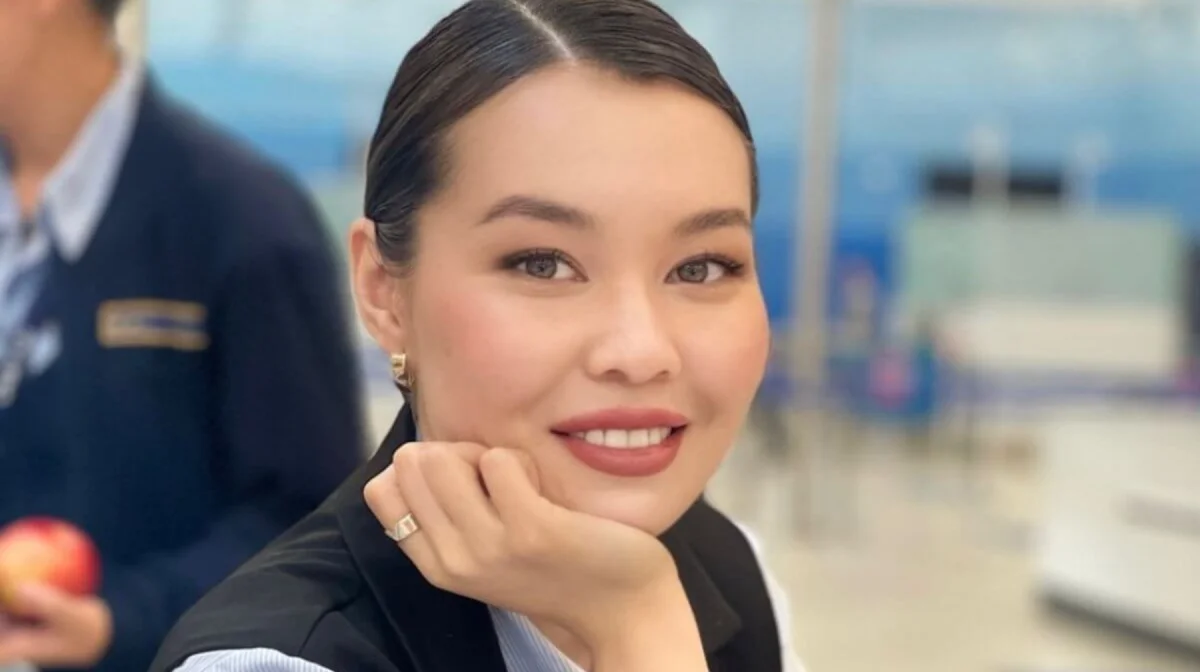 «Анам қатты шошынып, ауырып қалды». Әуежайда кепілге алынған қыз қазіргі жағдайын айтты