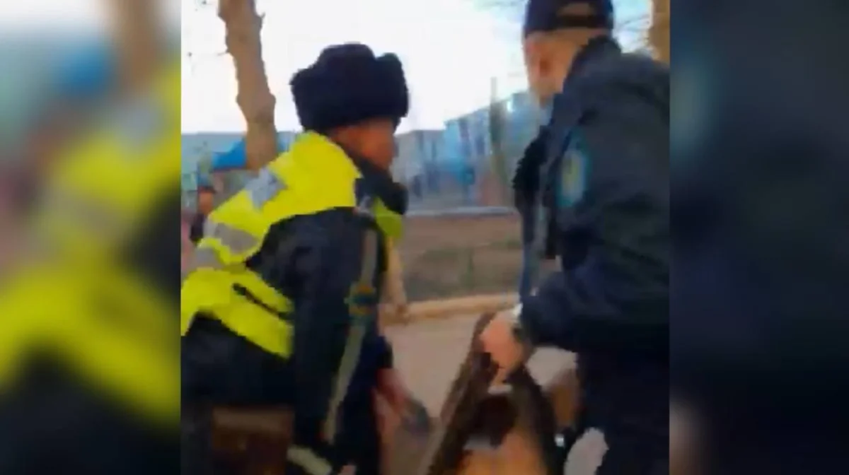 Полицейлер түтін басқан пәтерден ер адам мен баланы құтқарды (ВИДЕО)