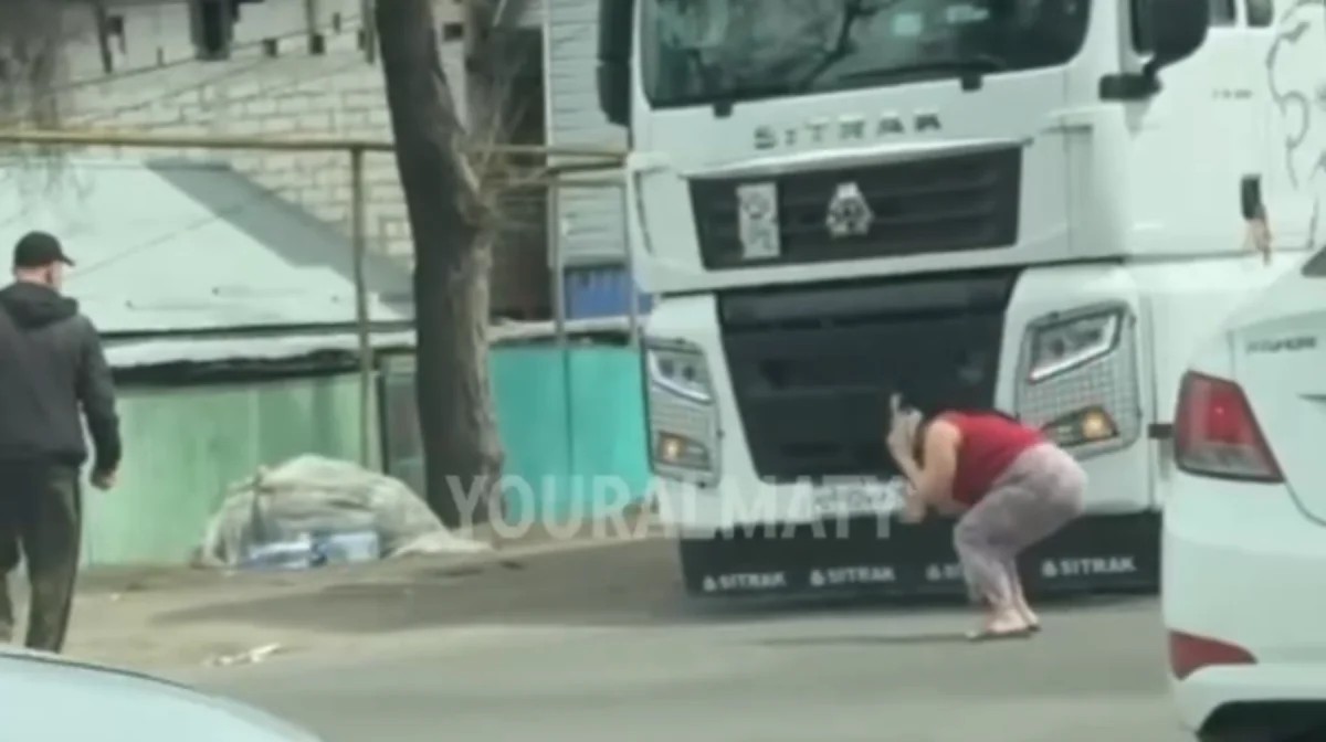 Алматыда жүк көлігі оқушыны басып кетті