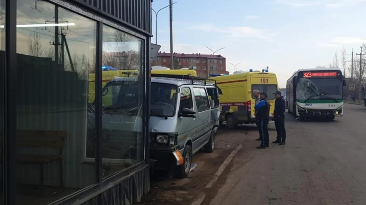 7 бала ауруханада: Қосшыда балабақшаға жол тартқан микроавтобус аялдамаға соғылды