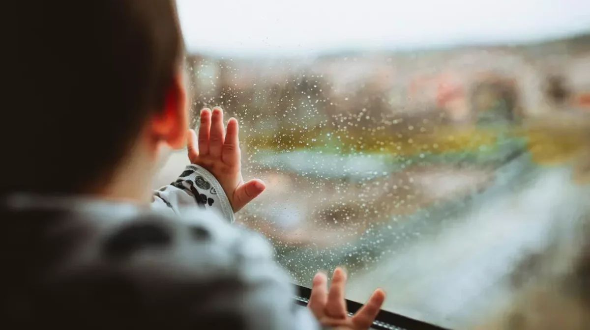 Жағдайы ауыр: Павлодарда 2 жасар сәби бесінші қабаттан құлап кетті