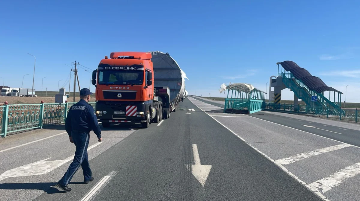 Қызылорда облысында жүк көлігі жаяу жүргіншілер көпірін қиратты