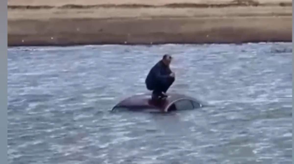 Көлігімен Тұз көліне түсіп кеткен ер адам құтқарылды