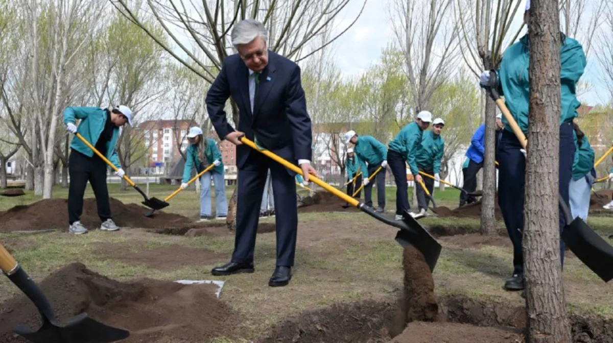 Президент «Жастар» саябағында ағаш екті