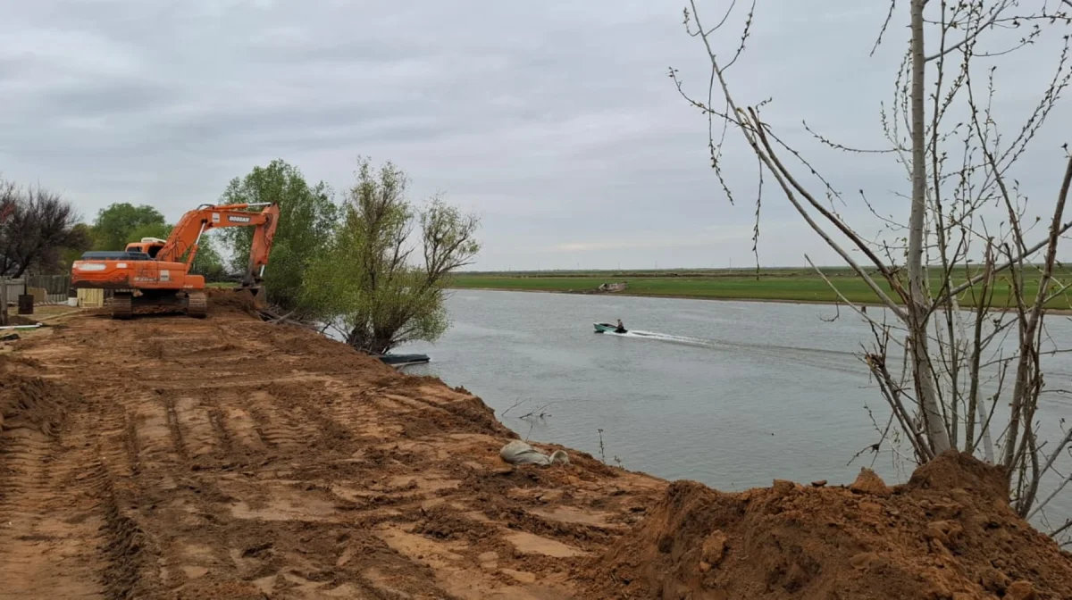 Тасқыннан сенімді қорғаныс:  Құрманғазы ауданында жаңа бөгет салынып жатыр