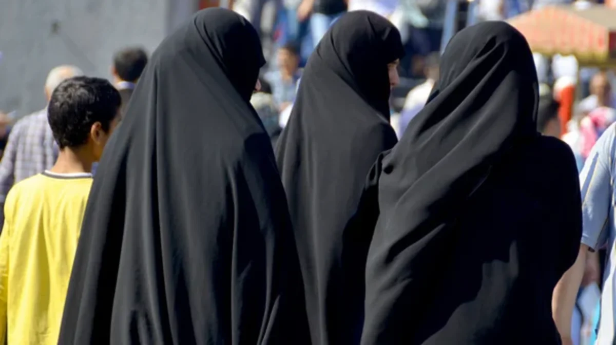 «Жасөспірім қыздарын лаңкестерге күйеуге бермек болған»: Сирияға баруға үгіттеген әйел сотталды