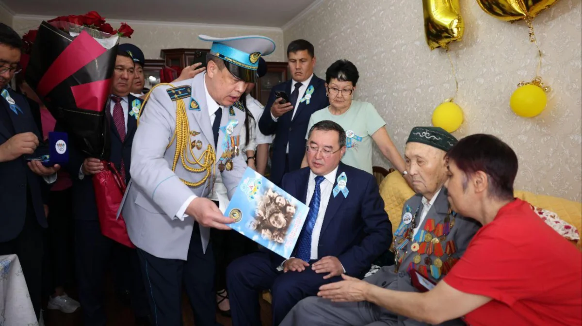 Алматы облысының әкімі қос ардагерге пәтер кілтін табыстады