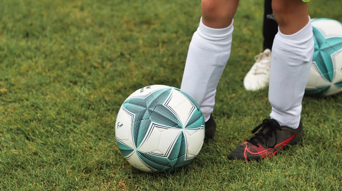 Сильный ветер в Атбасаре травмировал ребёнка на футбольном поле