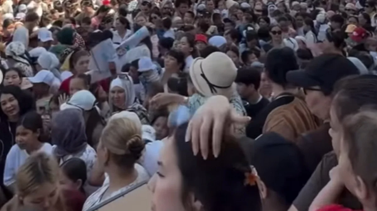 Бесплатное мороженое обернулось хаосом в Актау: в толпе потерялись дети