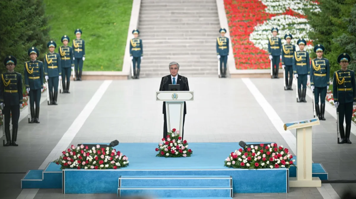 Тоқаев Мемлекеттік ту көтеру рәсіміне қатысты