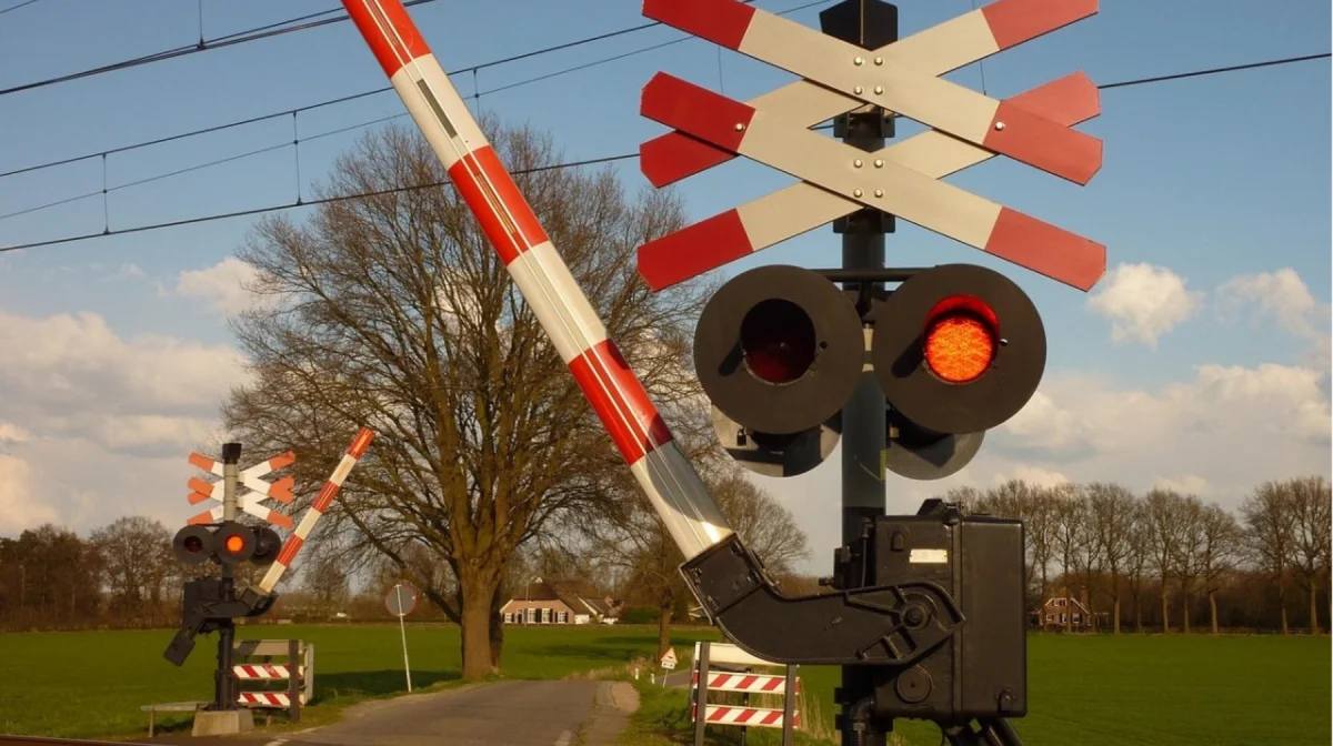 Автобус выехал под поезд в Жамбылской области – водитель сбежал