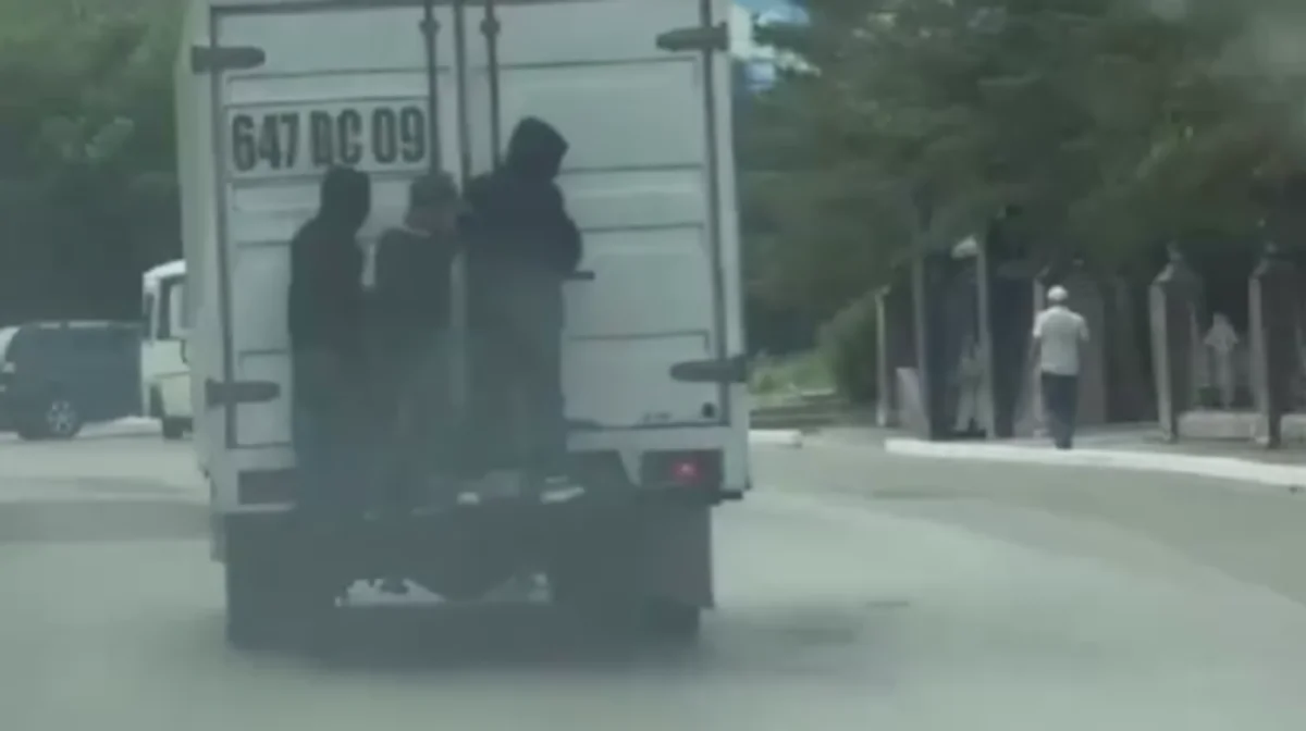 Теміртауда көлікке жармасқан балалардың ата-аналары жазаланды