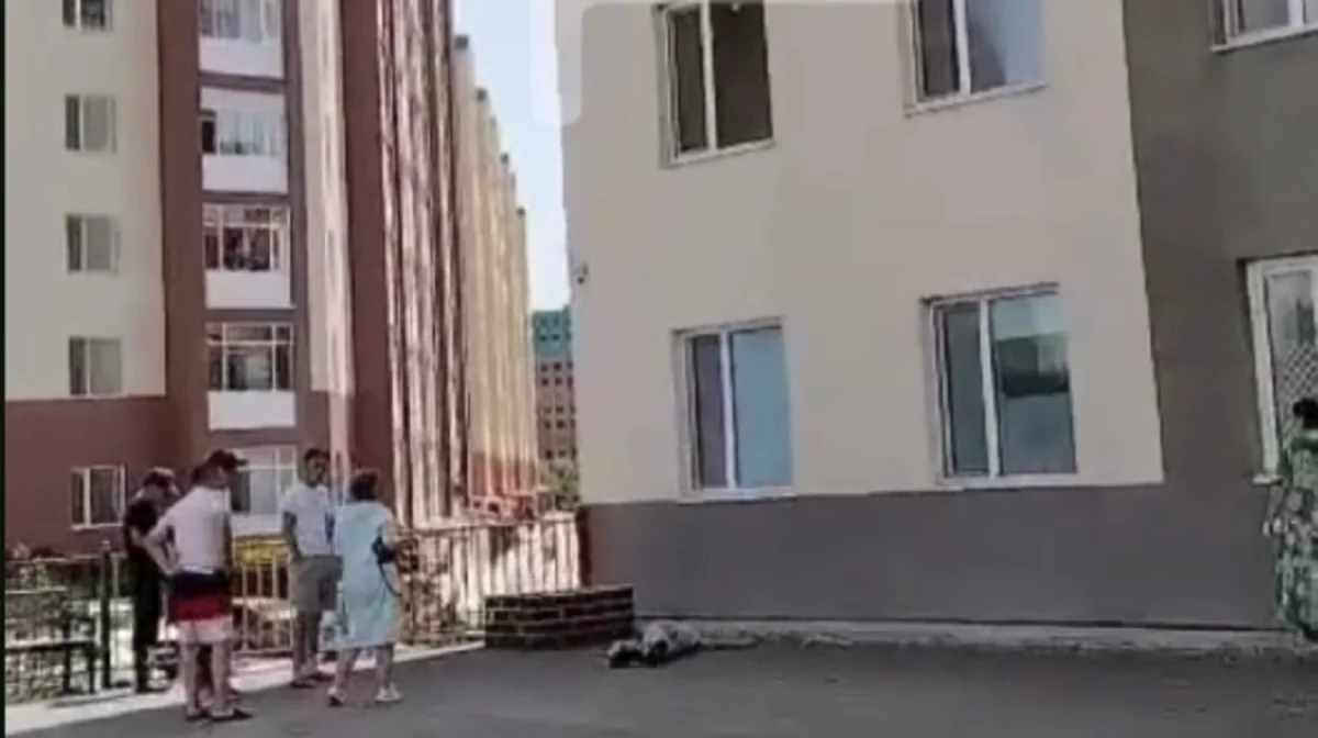 Астанада ер адам 8-қабаттан құлап, көз жұмды