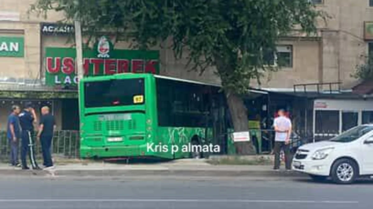 Алматыда жолаушылар автобусы ғимаратқа соғылды