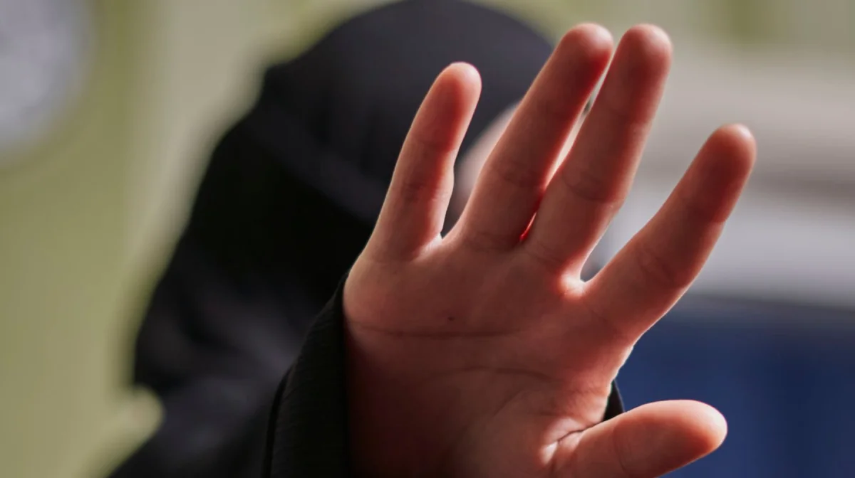 В Атырау мужчина жестоко избил девушку в никабе