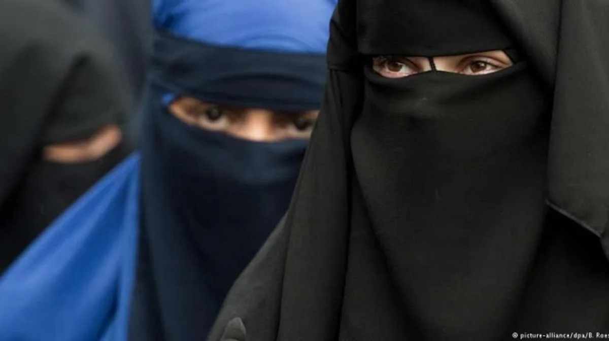 Қоғамдық орындарда бет-әлпетті бүркемелеуге ресми түрде тыйым салынды