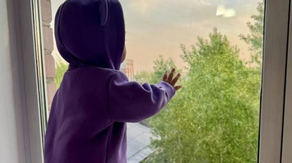 Қарағандыда қаржыдан қиналған әйел екі баласын сатып жіберген