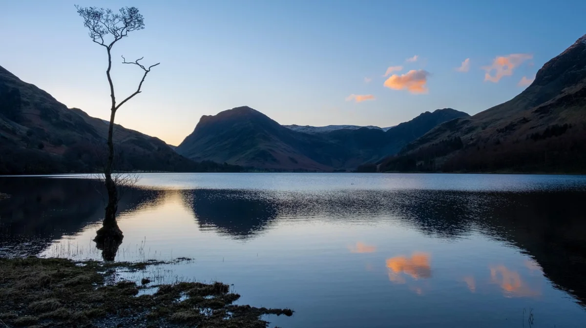 Голый мужчина приставал к девушкам на берегу озера в Кокшетау