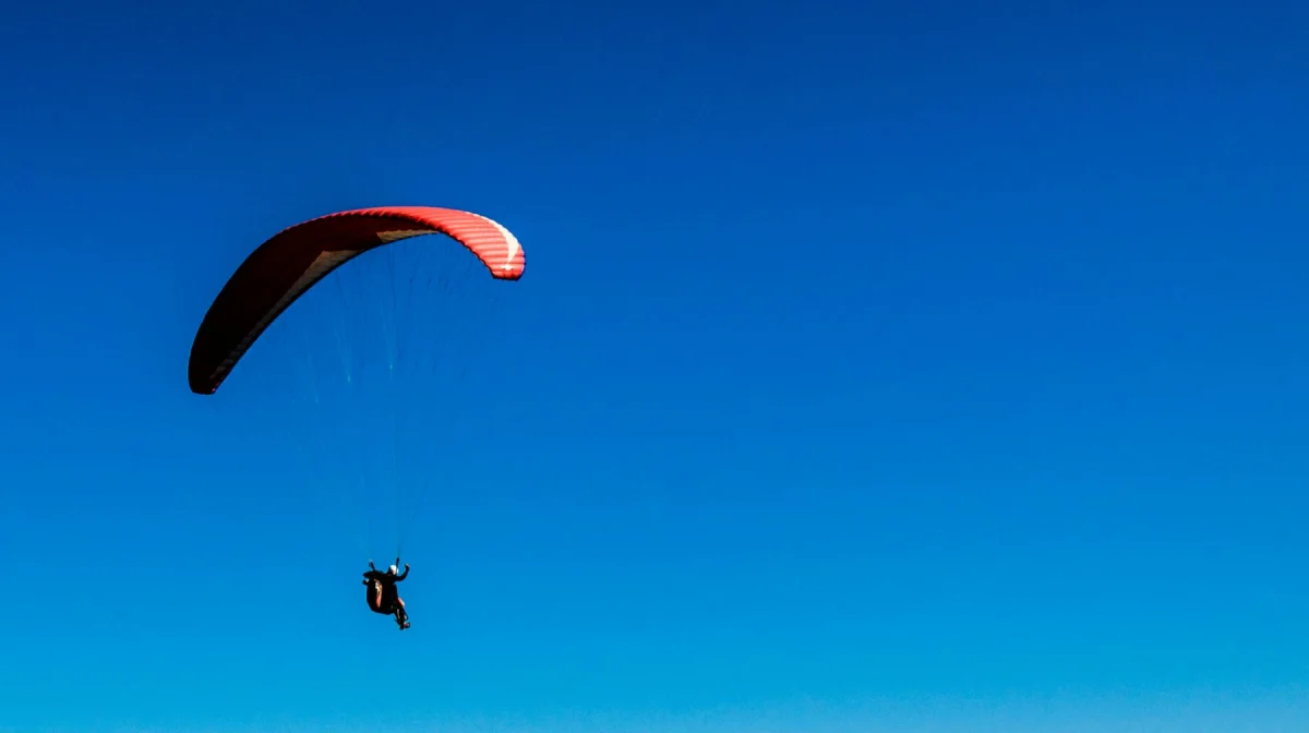 Курсант погиб при учебном прыжке с парашютом в Актобе