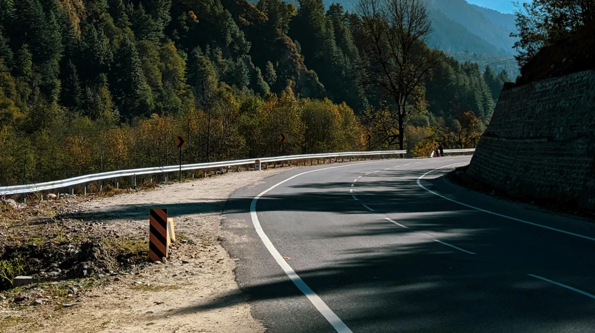 Автомобиль с людьми сорвался с серпантина в Баянауле