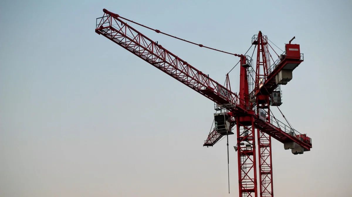 Астанада құрылыс краны құлап, жұмысшы қаза тапты