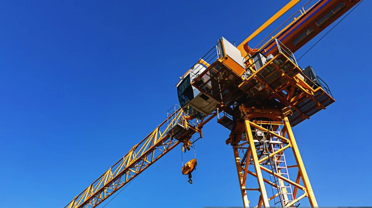 Строительный автокран упал на территории школы в Акмолинской области