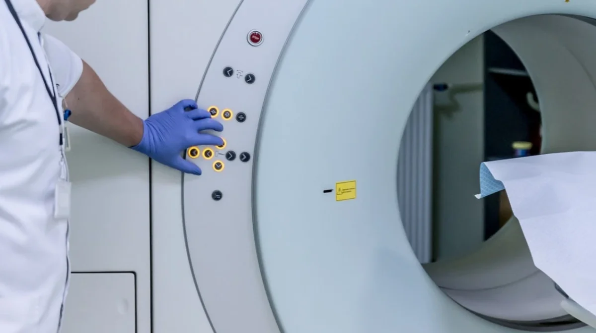 Ауыр алқа тағып МРТ бөлмесіне кірген ер адам көз жұмды