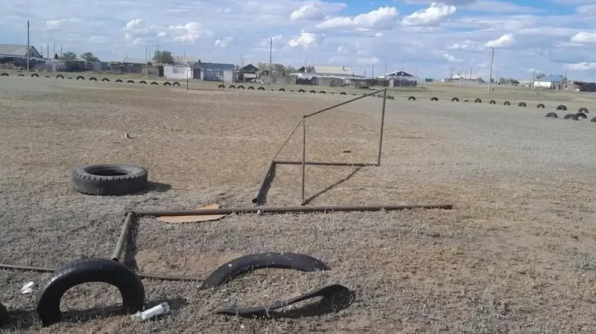 Павлодар облысында баланың үстіне футбол қақпасы құлады