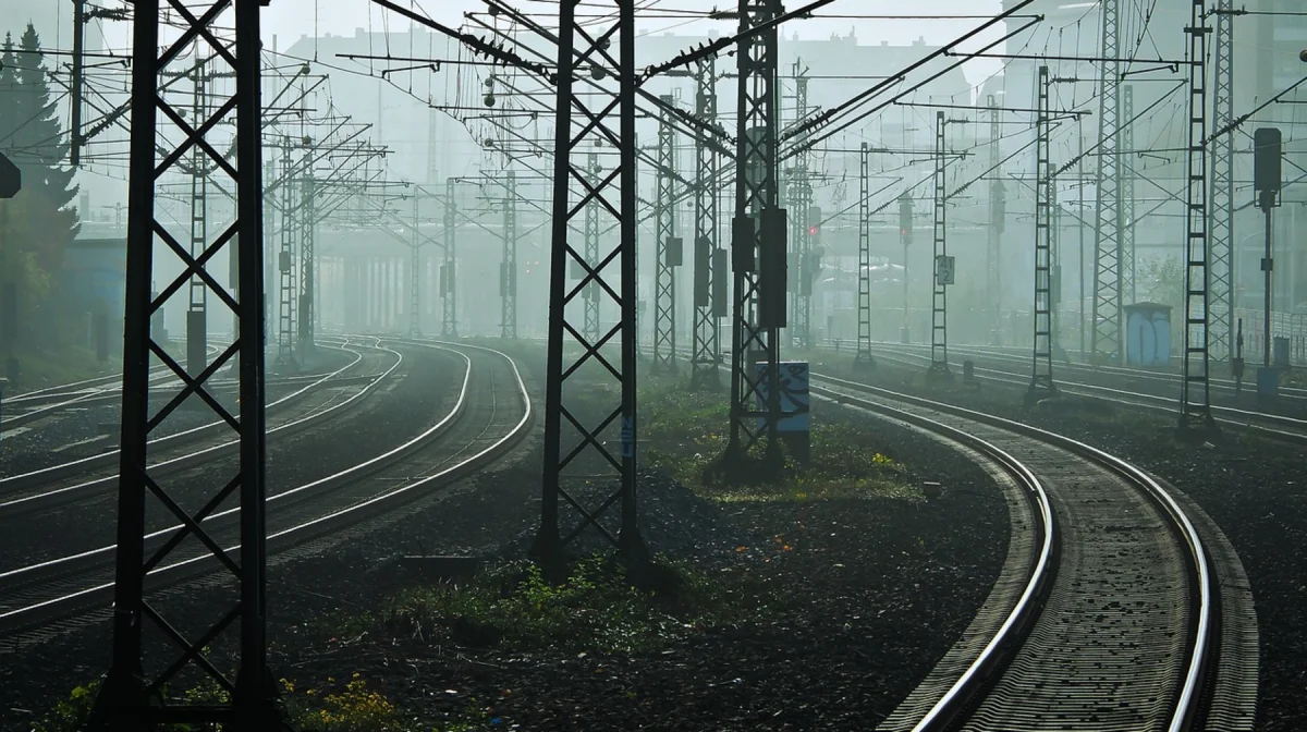 ЧП в Балхаше: бетонная балка рухнула на железнодорожные пути, есть пострадавшие