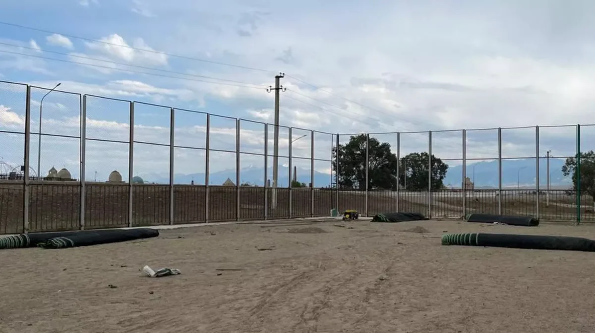 Маңғыстау облысында бейіт жанына ойын алаңы салынған