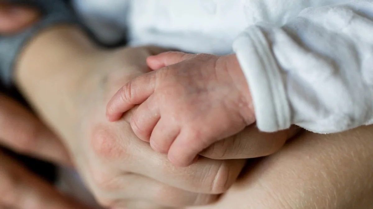 В Степногорске женщина и её младенец выпали из окна и погибли