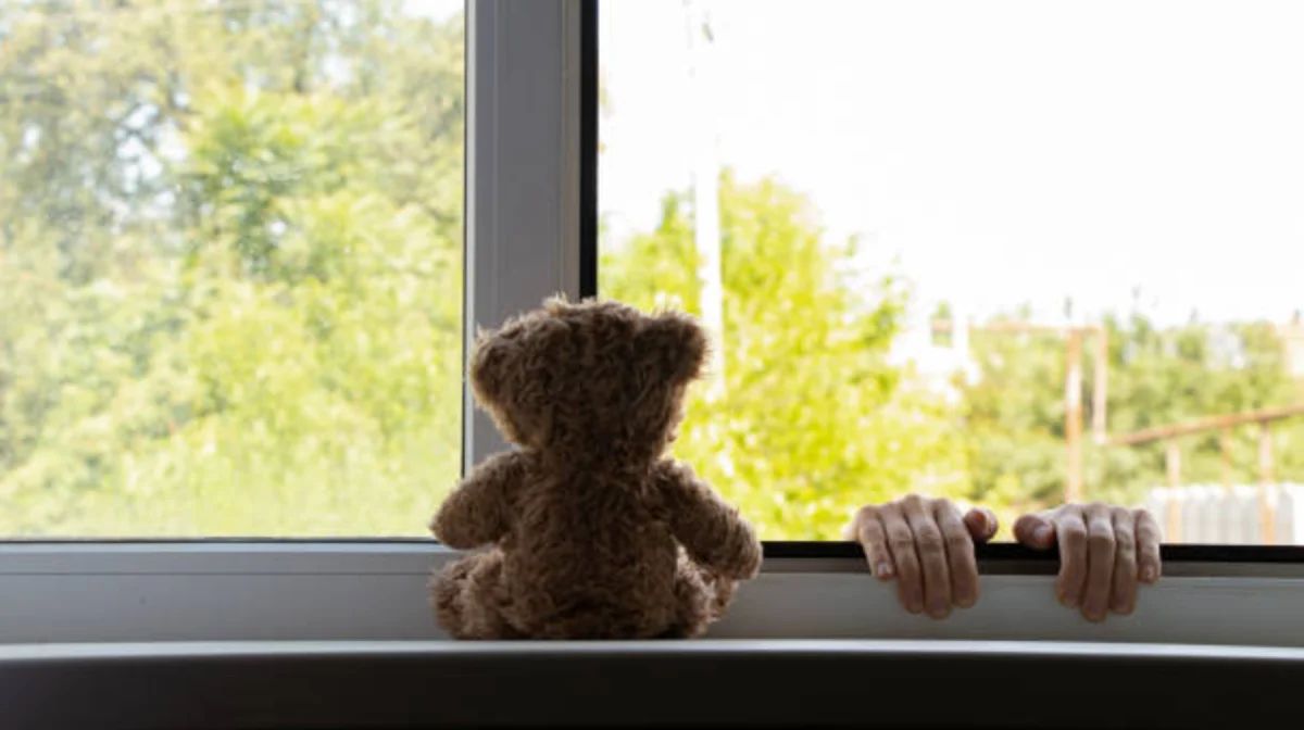 «Туыстарының үйінде болған»: Ақмола облысында әйел баласымен терезеден құлап, қаза тапты