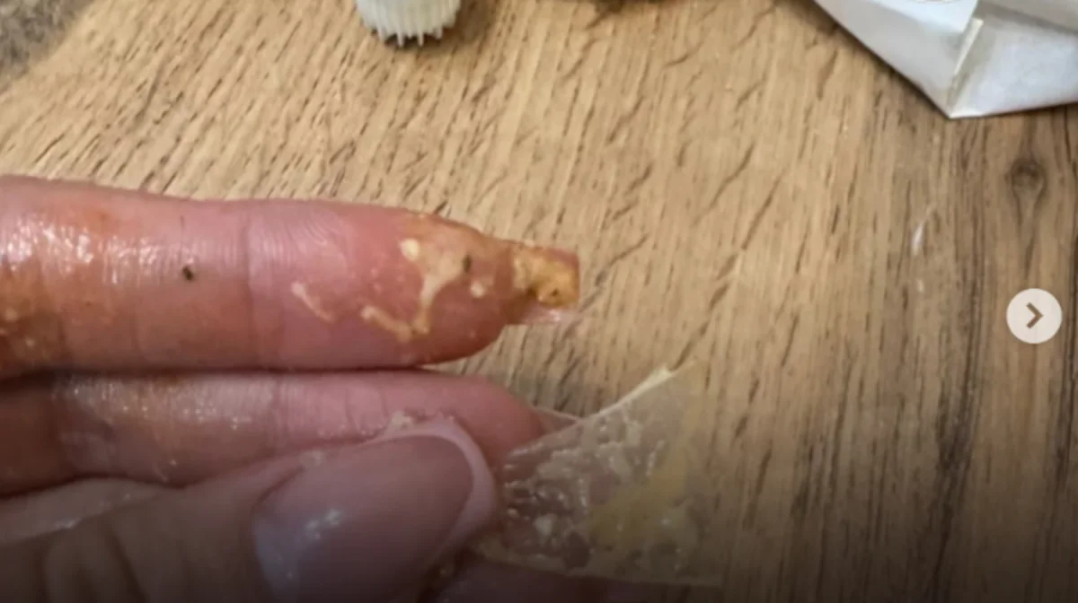 «Ауызым қанға толды»: Бойжеткен донерден әйнектің сынығын тауып алған