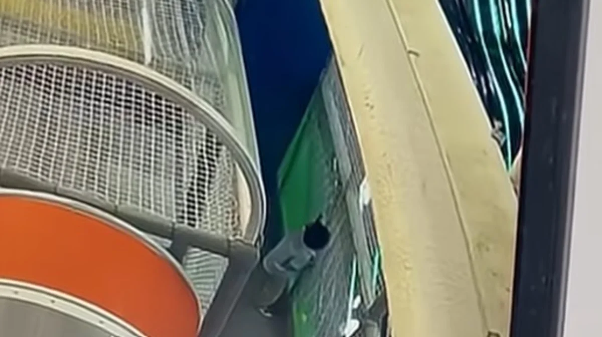 Игра обернулась кошмаром: в Актау на ребёнка рухнула часть аттракциона (ВИДЕО)