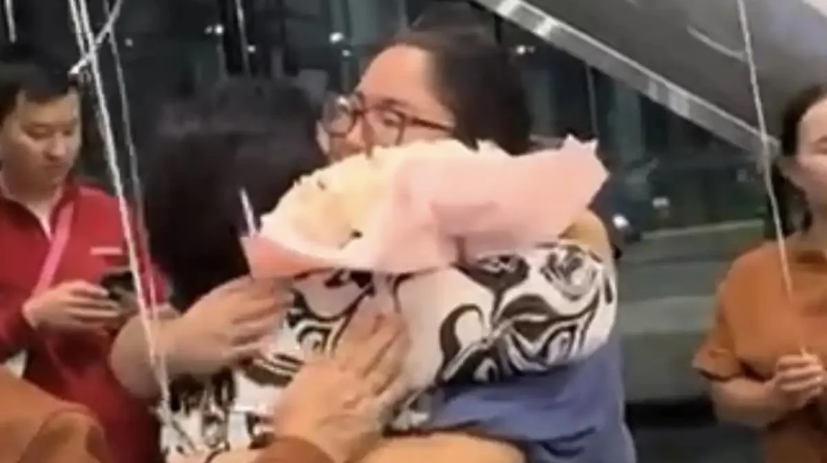 Орал тұрғыны 25 жыл бұрын «қайтыс болған» қызымен қауышты (ВИДЕО)