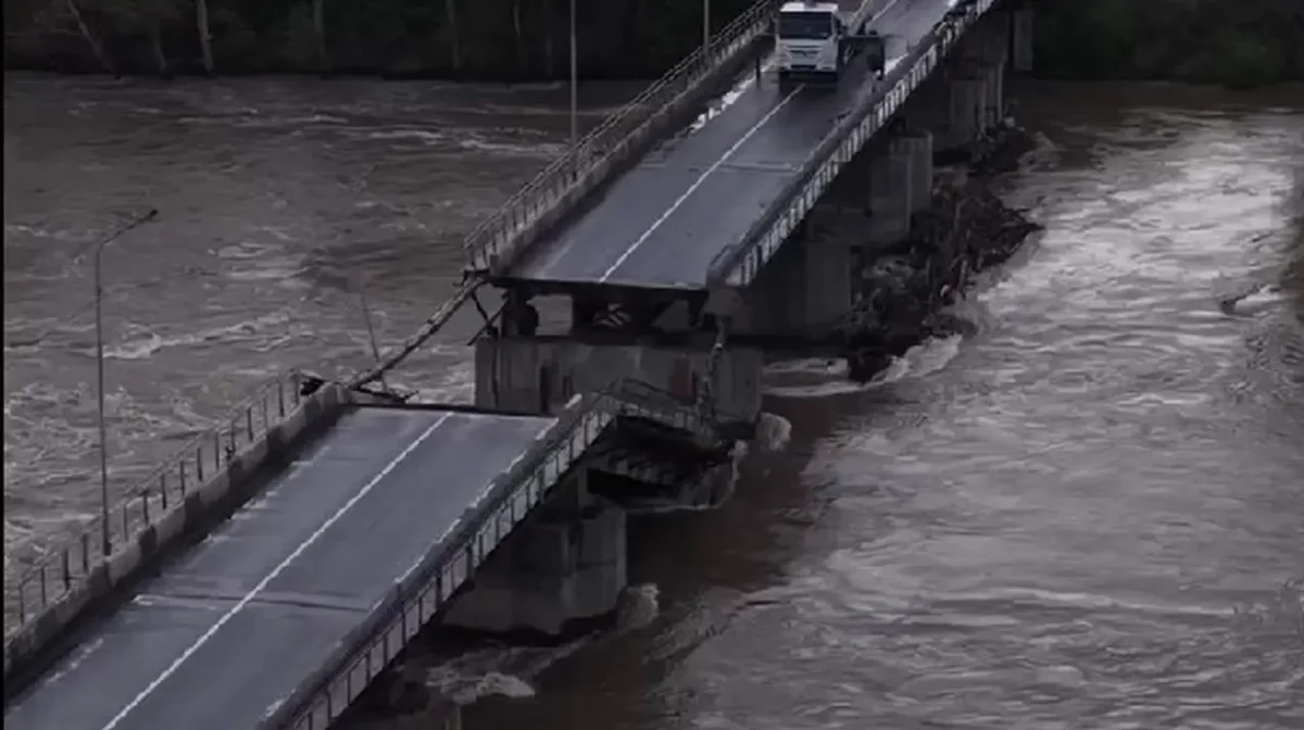 Мост обрушился в Усть-Каменогорске после ремонта за 600 млн тенге