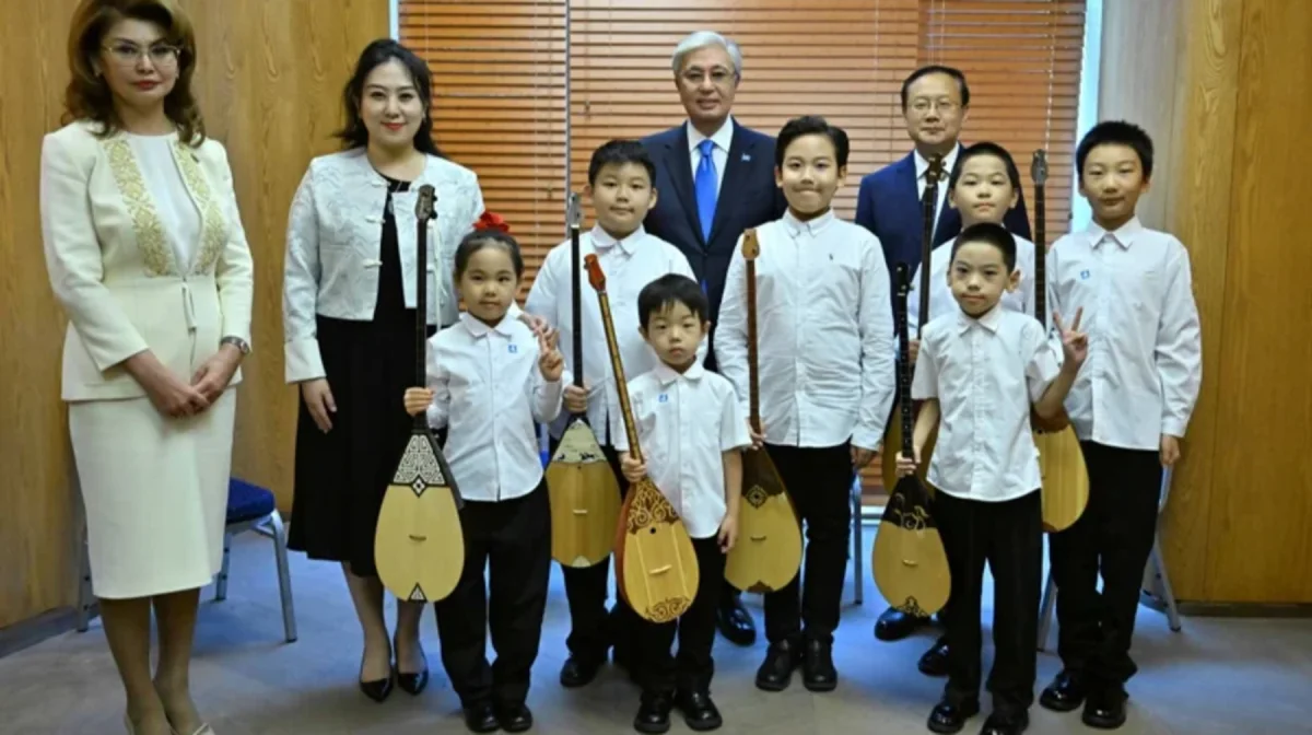 Тоқаевқа Қытай оқушылары домбырамен попурри орындап берді (ВИДЕО)