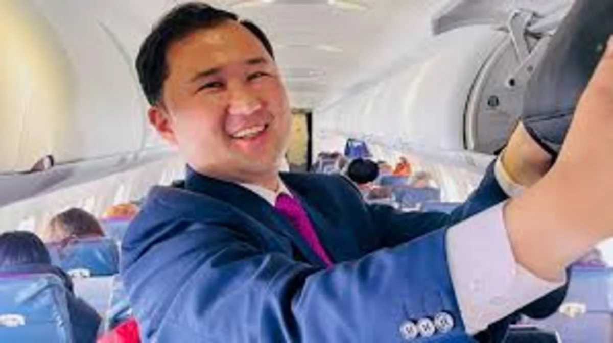 «Жұрттан қалам ба?»: Бортсерік ұшақта анасын құттықтады (ВИДЕО)