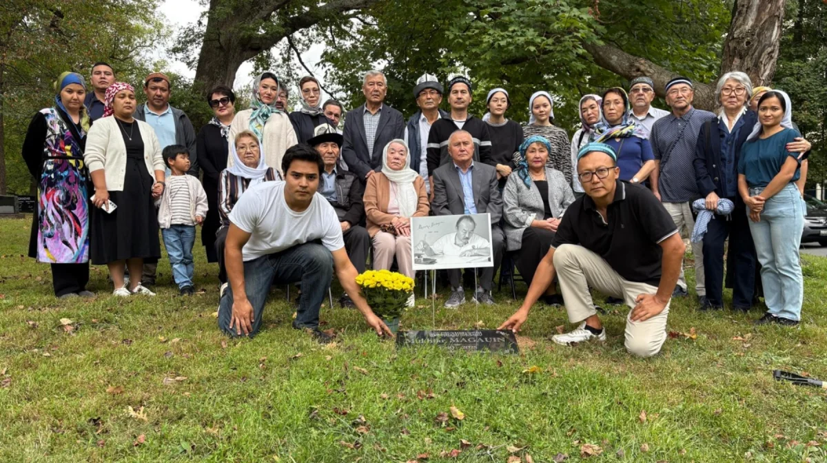 Мұхтар Мағауиннің қабіріне қазақтың топырағы мен жусаны жеткізілді