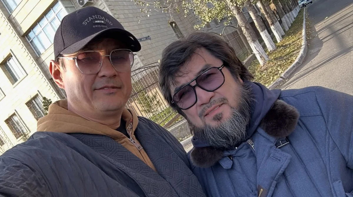 «Назарбаевты жамандамаған адам»: Танымал актер Бекболат Тілеуханды жер-көкке сыйғызбай мақтады