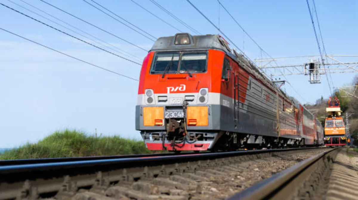 Семейде ер адамды пойыз басып, аяғынан айырылды