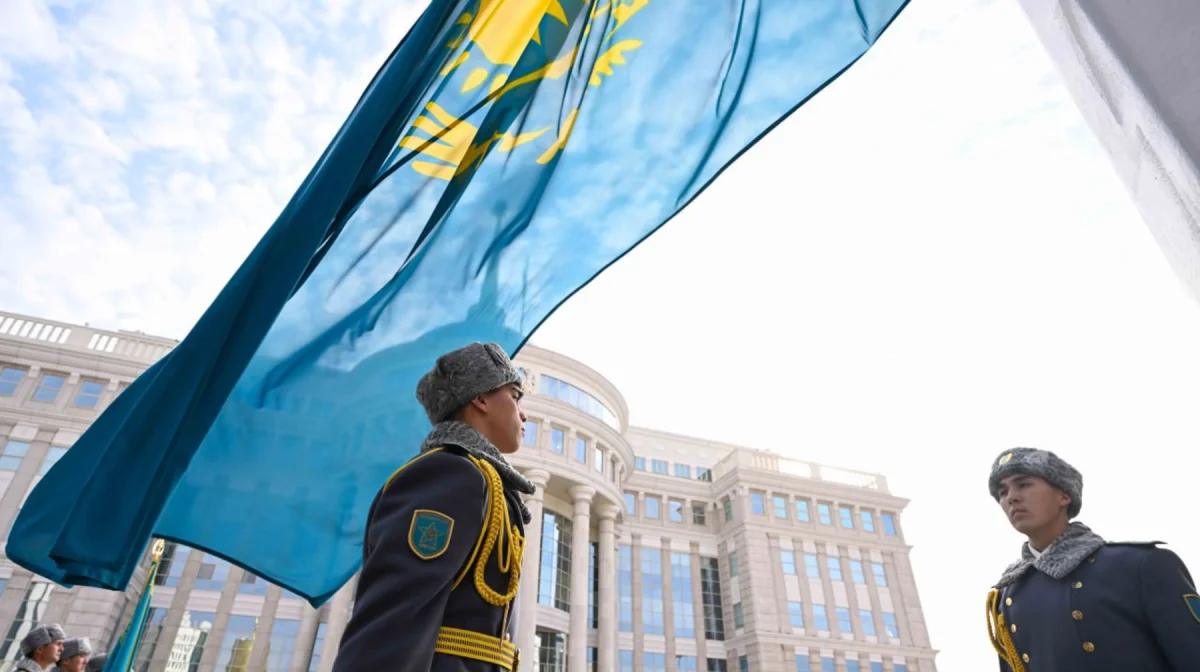 Президент Мемлекеттік ту көтеру рәсіміне қатысты