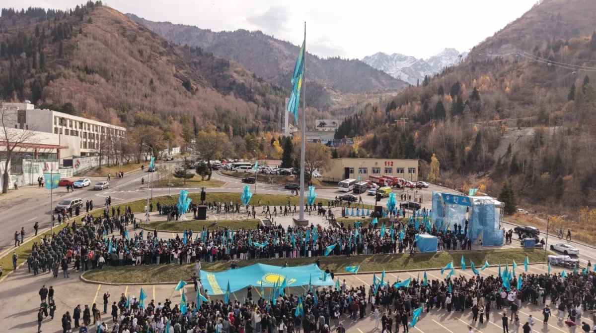 Алматыда Республика күніне орай Мемлекеттік ту көтерілді